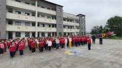 <strong>为学生健康成长保</strong>